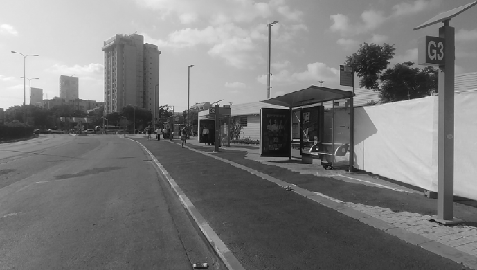 מצב קיים: רציפי קווים חולפים נראים כתחנות אוטובוס גנריות, ללא קשר למסוף.