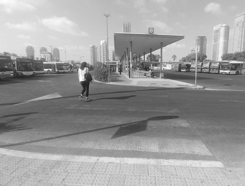 מצב קיים: מסדרון תנועת הולכי רגל נקטע ע"י כביש